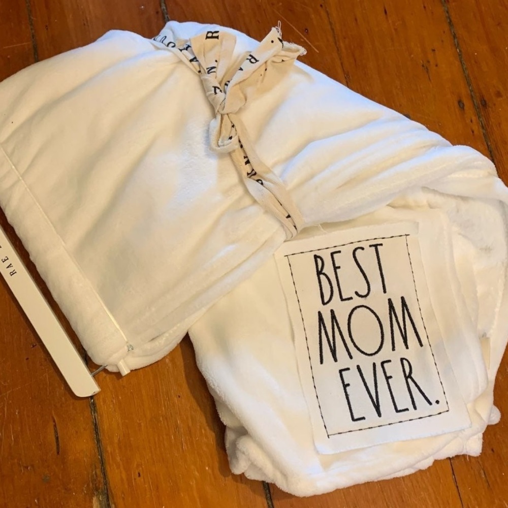 Rae Dunn BEST MOM EVER. Plush Throw